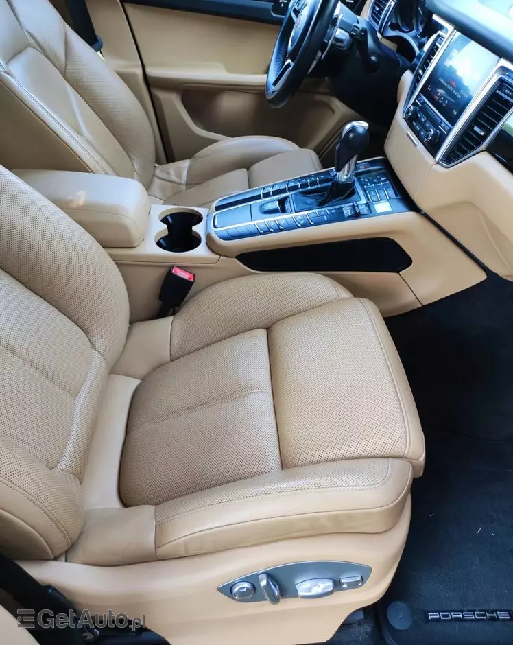 PORSCHE Macan 