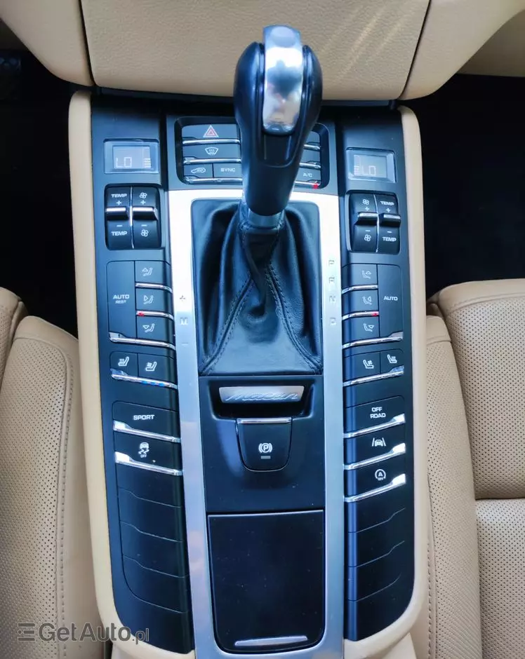 PORSCHE Macan 
