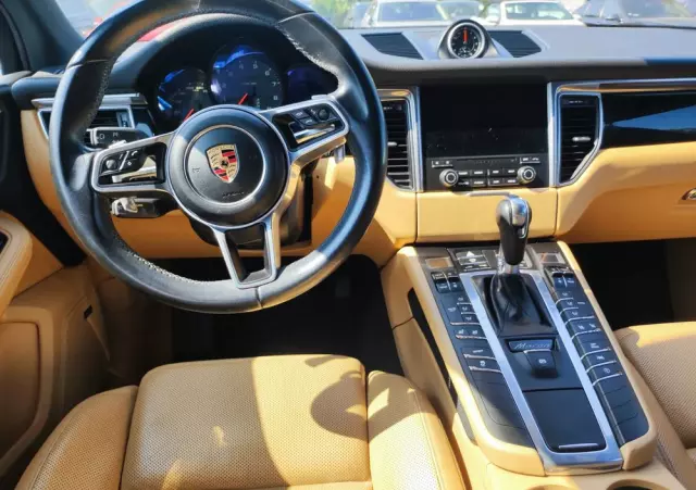 PORSCHE Macan 