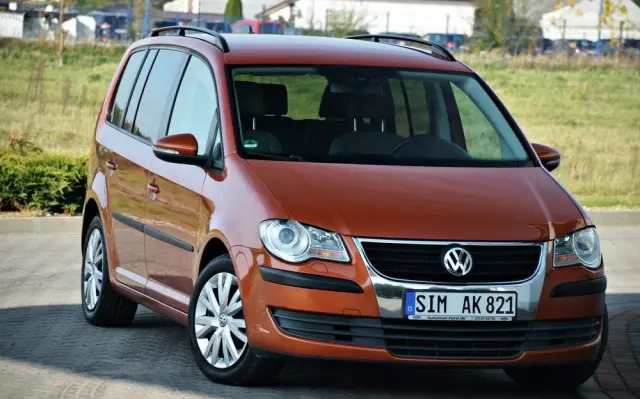 VOLKSWAGEN Touran 