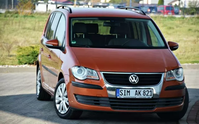 VOLKSWAGEN Touran 