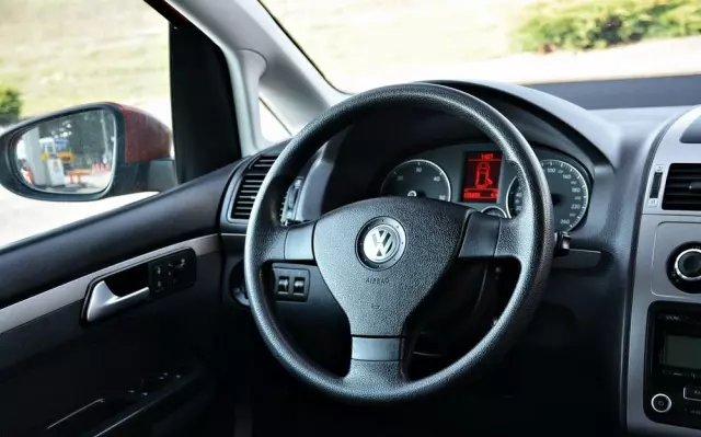 VOLKSWAGEN Touran 