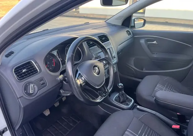 VOLKSWAGEN Polo 