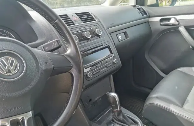 VOLKSWAGEN Touran 