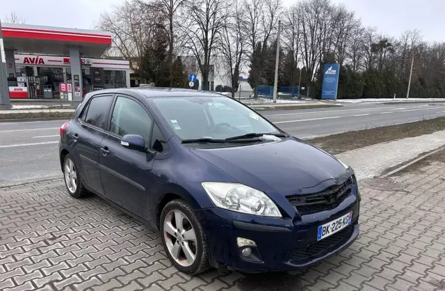 TOYOTA Auris 