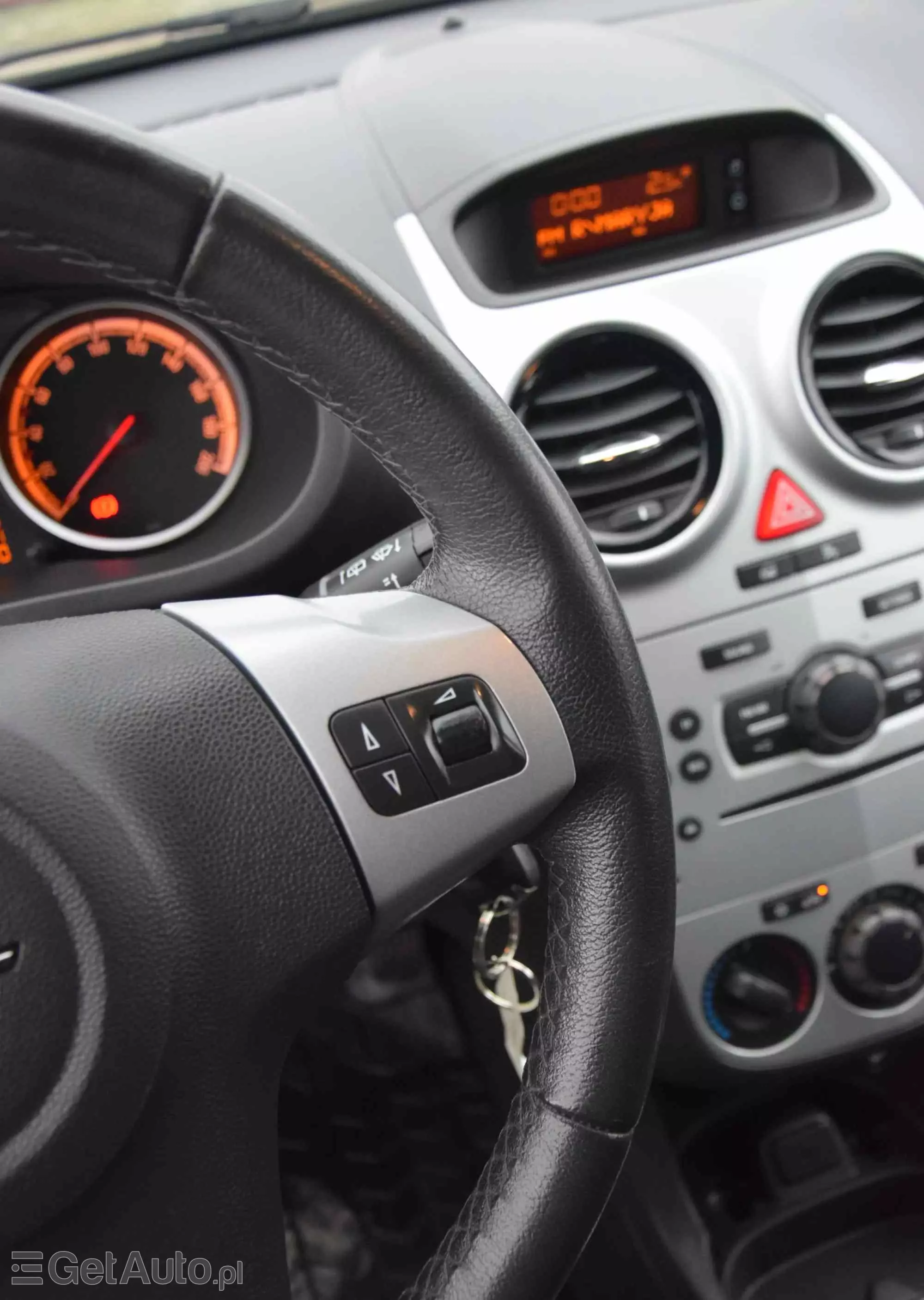 OPEL Corsa 1.2 16V Edition / Active