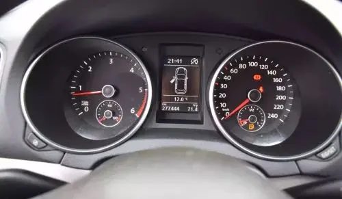 VOLKSWAGEN Golf 