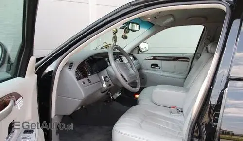 LINCOLN Town Car 