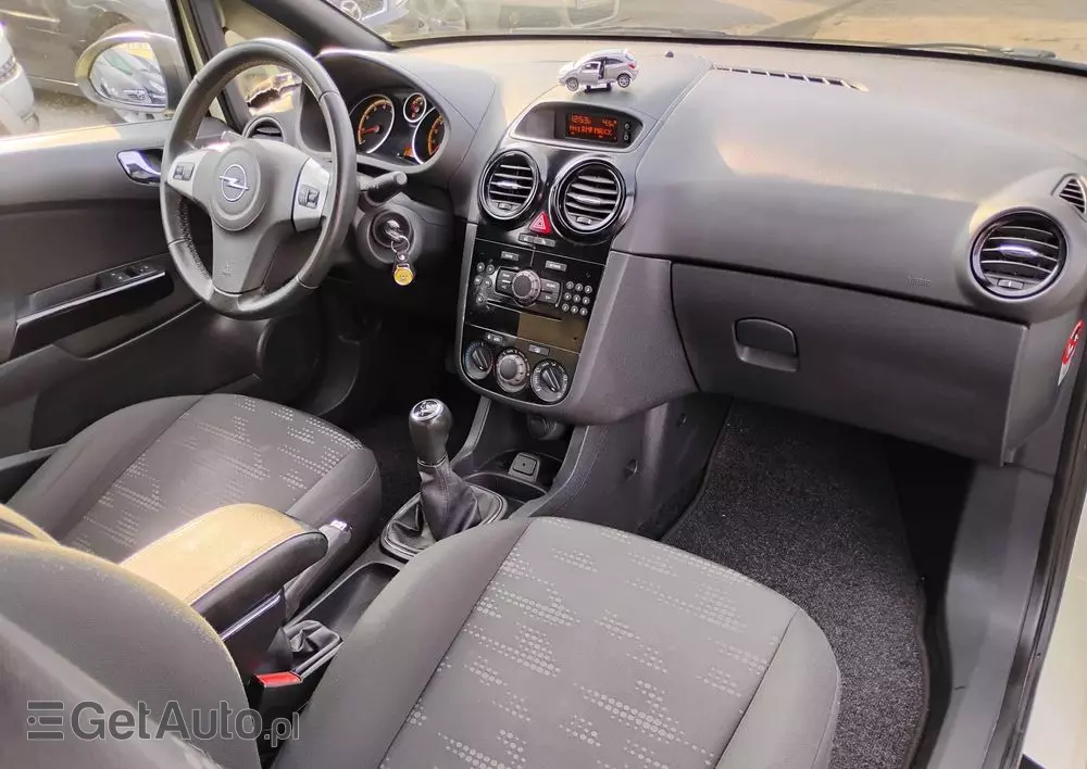 OPEL Corsa 1.4 16V Color Edition