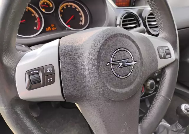 OPEL Corsa 1.4 16V Color Edition