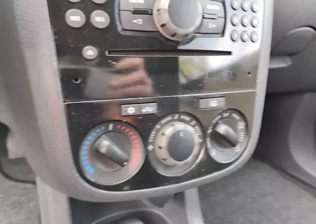 OPEL Corsa 1.4 16V Color Edition