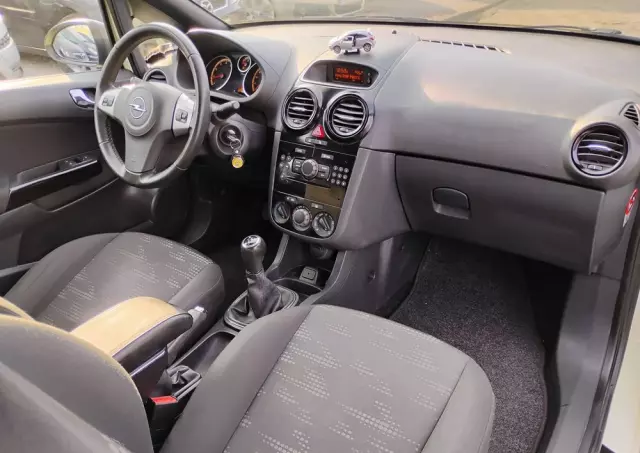 OPEL Corsa 1.4 16V Color Edition