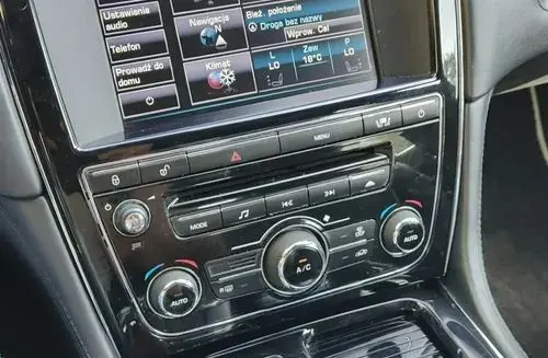 JAGUAR XJ 