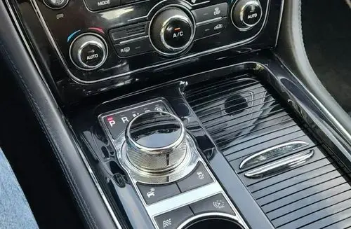 JAGUAR XJ 