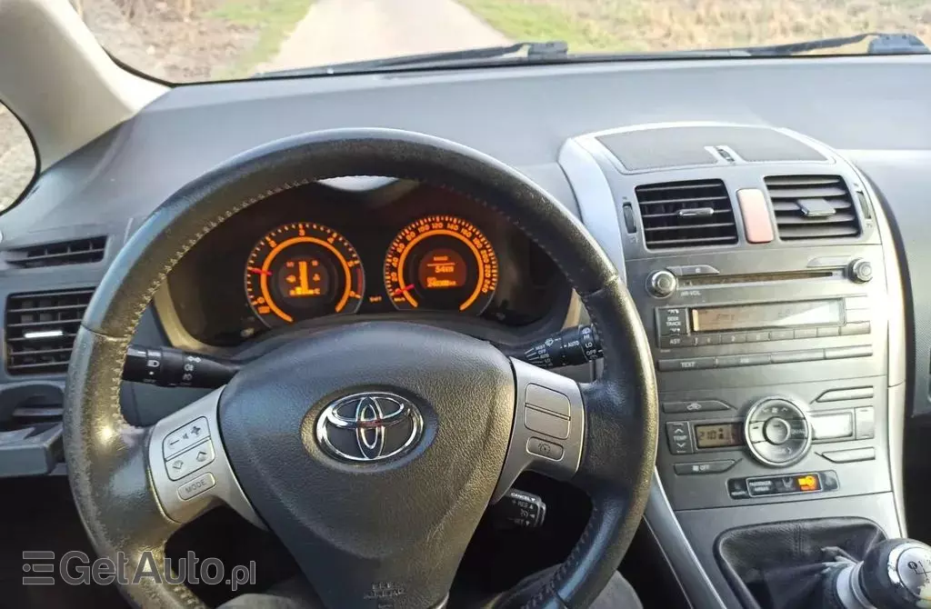 TOYOTA Auris 