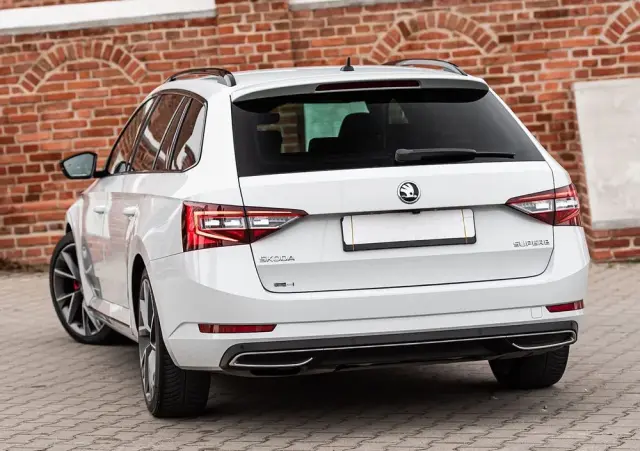 SKODA Superb 2.0 TDI DSG Sportline