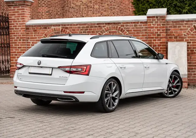 SKODA Superb 2.0 TDI DSG Sportline