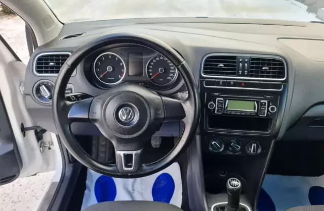 VOLKSWAGEN Polo 
