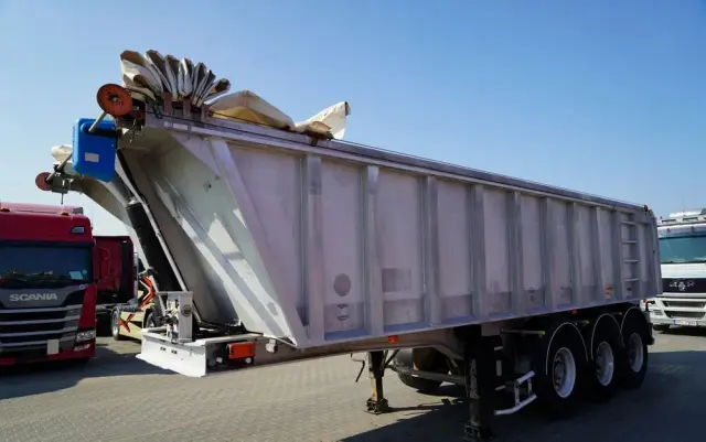 BENALU WYWROTKA / 24 m3 / ALUMINIOWA / OŚ PODNOSZONA / WAGA: 5 300 KG / ELEKTRYCZNA PLANDEKA / ALUFELGI  W 