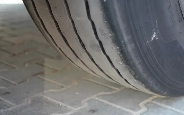 BENALU WYWROTKA / 24 m3 / ALUMINIOWA / OŚ PODNOSZONA / WAGA: 5 300 KG / ELEKTRYCZNA PLANDEKA / ALUFELGI  W 