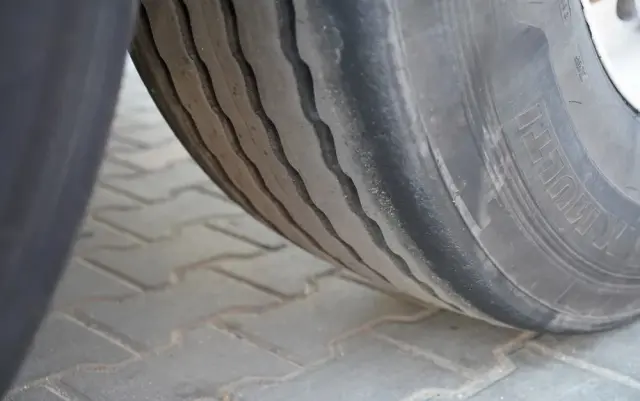 BENALU WYWROTKA / 24 m3 / ALUMINIOWA / OŚ PODNOSZONA / WAGA: 5 300 KG / ELEKTRYCZNA PLANDEKA / ALUFELGI  W 