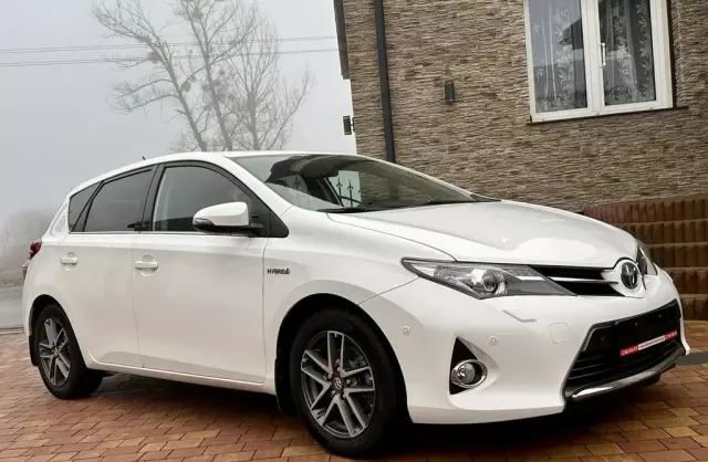 TOYOTA Auris 