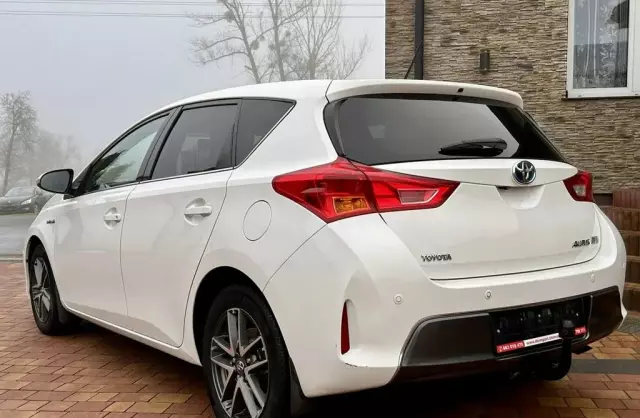 TOYOTA Auris 