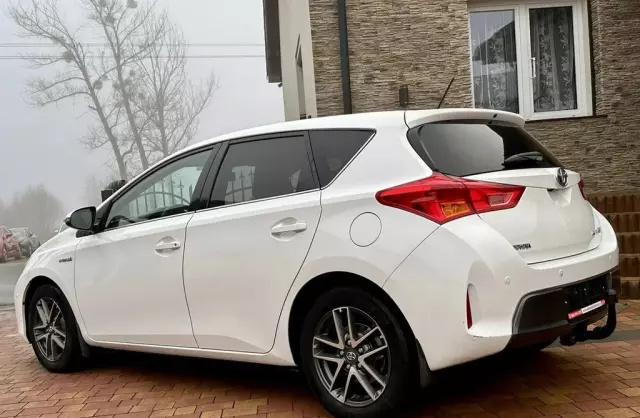 TOYOTA Auris 