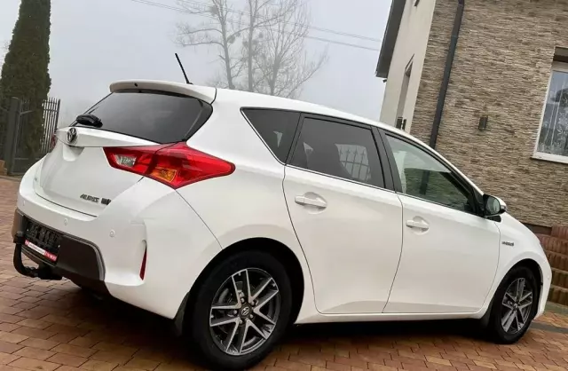 TOYOTA Auris 