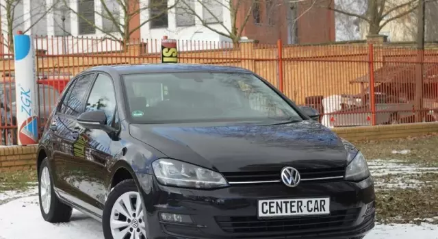 VOLKSWAGEN Golf 