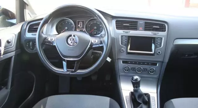 VOLKSWAGEN Golf 