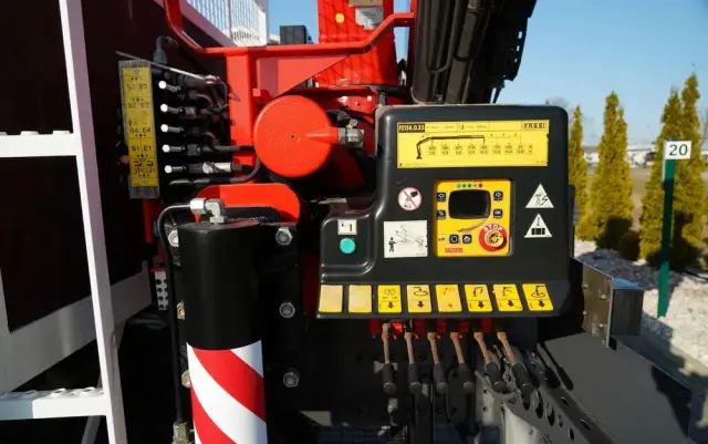 RENAULT C 430 / 6x4 / SKRZYNIOWY 7,2 M + HDS FASSI F215A / WYSÓW 10 M / STEROWANIE RADIOWE / WIDŁY / ROTATOR 