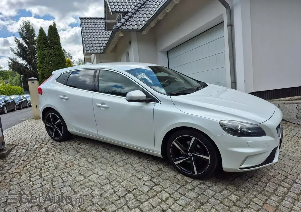 VOLVO V40 D2 Drive-E R-Design Momentum