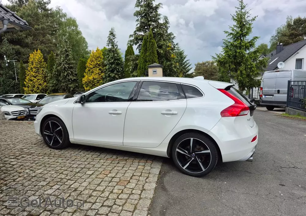 VOLVO V40 D2 Drive-E R-Design Momentum