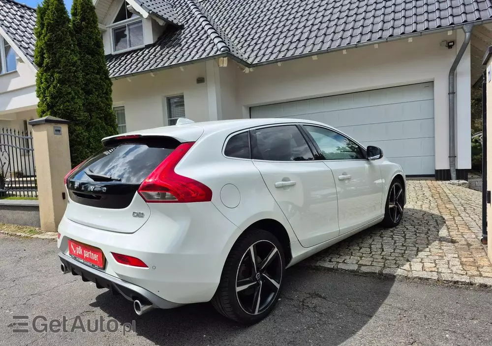 VOLVO V40 D2 Drive-E R-Design Momentum