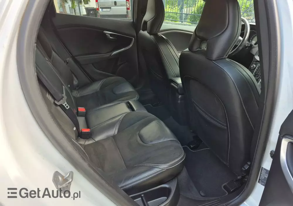 VOLVO V40 D2 Drive-E R-Design Momentum