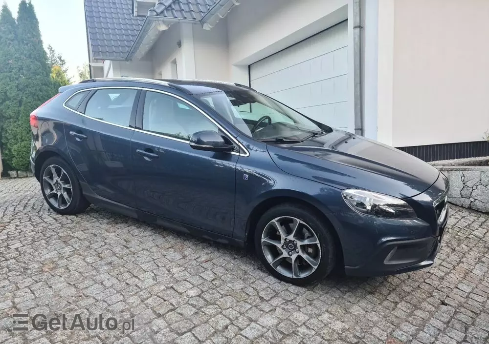 VOLVO V40 D2 Drive-E R-Design Momentum