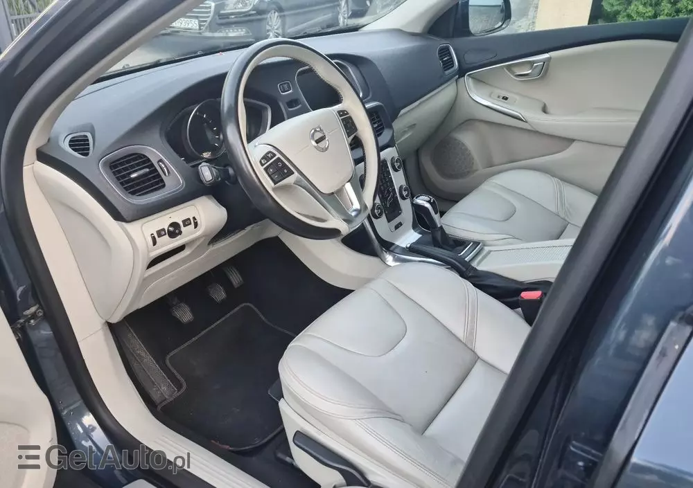 VOLVO V40 D2 Drive-E R-Design Momentum