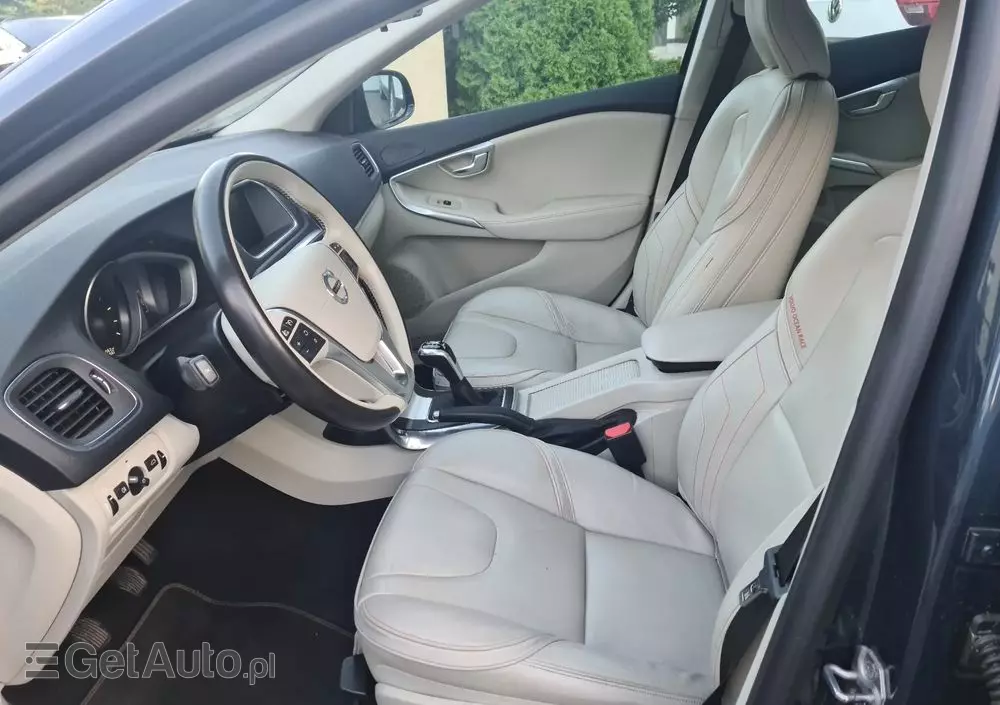 VOLVO V40 D2 Drive-E R-Design Momentum