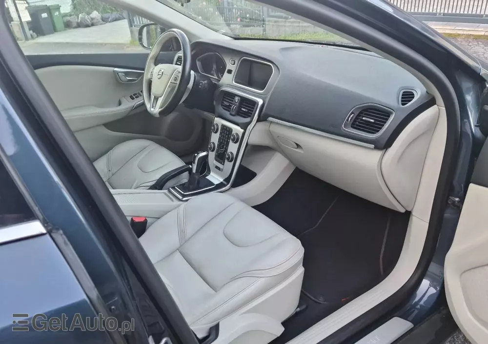 VOLVO V40 D2 Drive-E R-Design Momentum