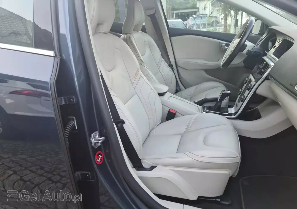 VOLVO V40 D2 Drive-E R-Design Momentum