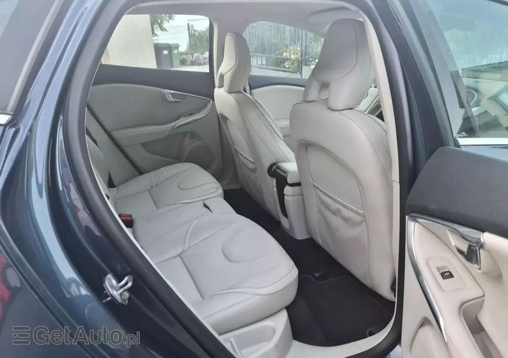 VOLVO V40 D2 Drive-E R-Design Momentum