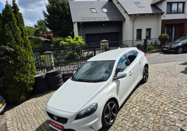 VOLVO V40 D2 Drive-E R-Design Momentum