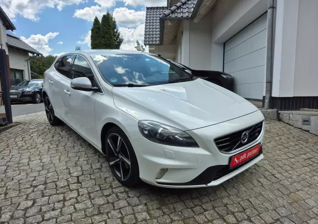 VOLVO V40 D2 Drive-E R-Design Momentum