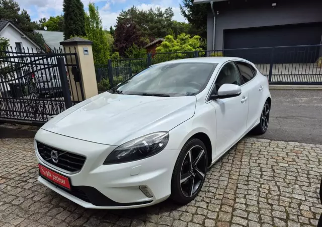 VOLVO V40 D2 Drive-E R-Design Momentum