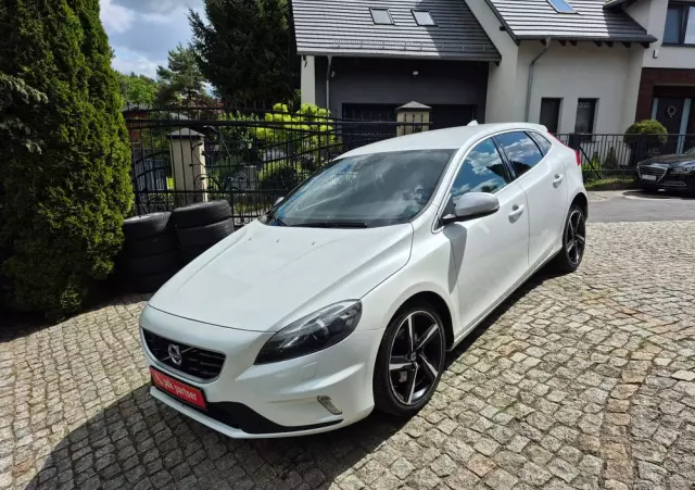 VOLVO V40 D2 Drive-E R-Design Momentum