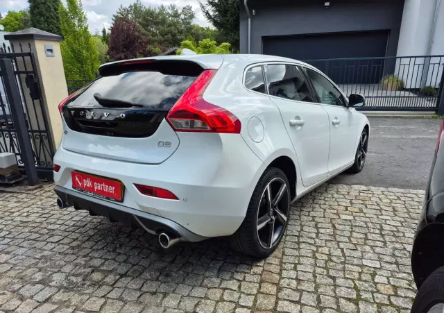 VOLVO V40 D2 Drive-E R-Design Momentum
