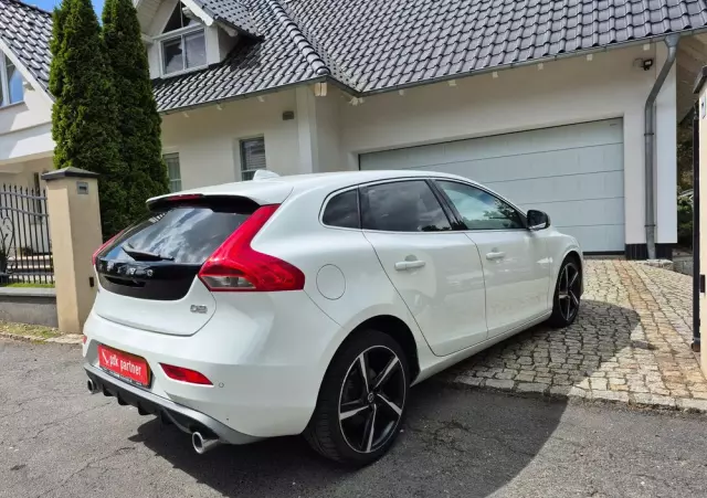 VOLVO V40 D2 Drive-E R-Design Momentum