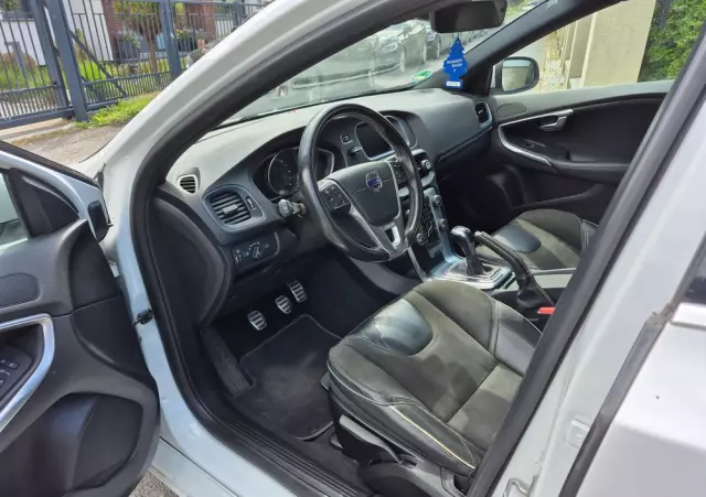 VOLVO V40 D2 Drive-E R-Design Momentum