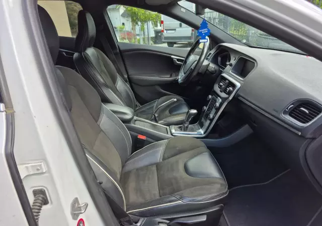 VOLVO V40 D2 Drive-E R-Design Momentum